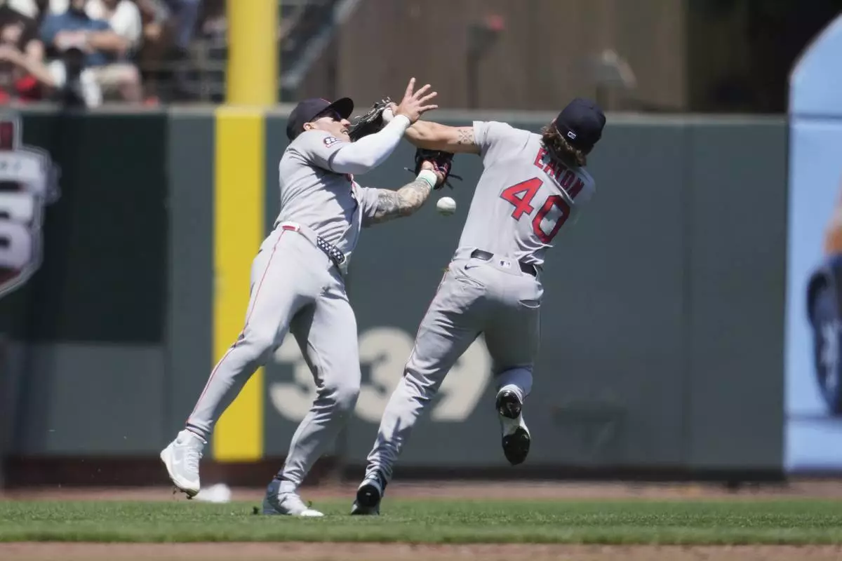 Boston Red Sox third baseman Nate Eaton (40) commits a fielding error next to left fielder Jarren Duran on a fly ball hit by San Francisco Giants' Patrick Bailey during the third inning of a baseball game in San Francisco, Sunday, June 22, 2025. (AP Photo/Jeff Chiu)