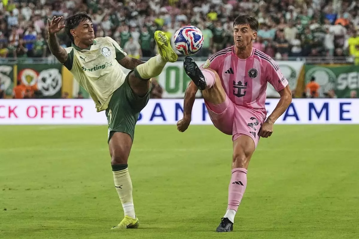 Palmeiras' Facundo Torres, left, and Inter Miami's Tadeo Allende, right, go for the ball during the Club World Cup Group A soccer match between Inter Miami and Palmeiras in Miami Gardens, Fla., Monday, June 23, 2025. (AP Photo/Lynne Sladky)