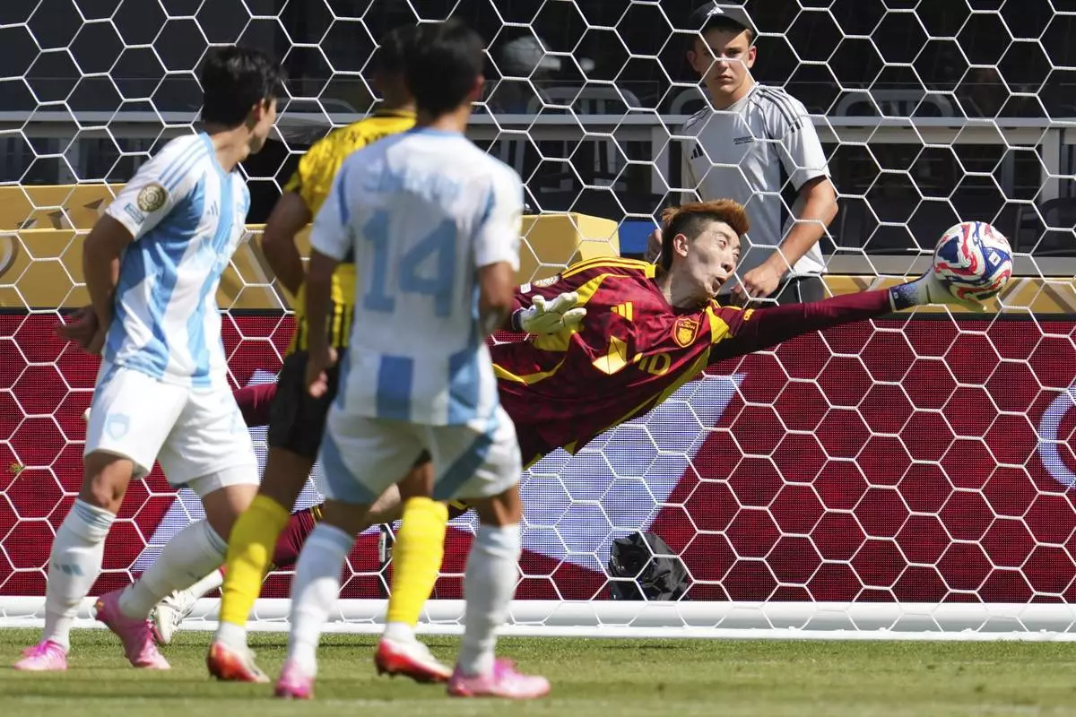 Ulsan HD's goalkeeper Yoon Jong-gyu makes a diving save during the Club World Cup Group F soccer match between Borussia Dortmund and Ulsan in Cincinnati, Wednesday, June 25, 2025. (AP Photo/Jeff Dean)
