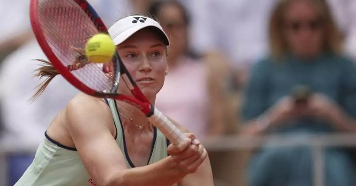 French Open: Iga Swiatek beats Elena Rybakina and extends her bid for a 4th title in a row