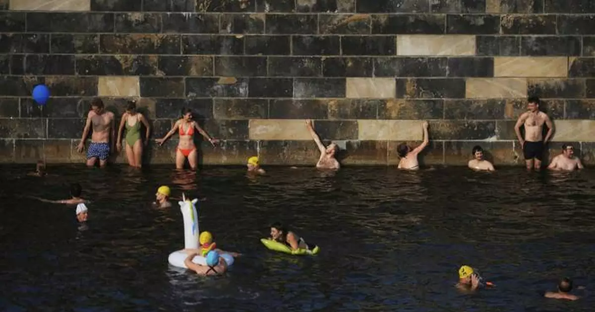 Berliners jump into the Spree River to show it's clean enough for swimming