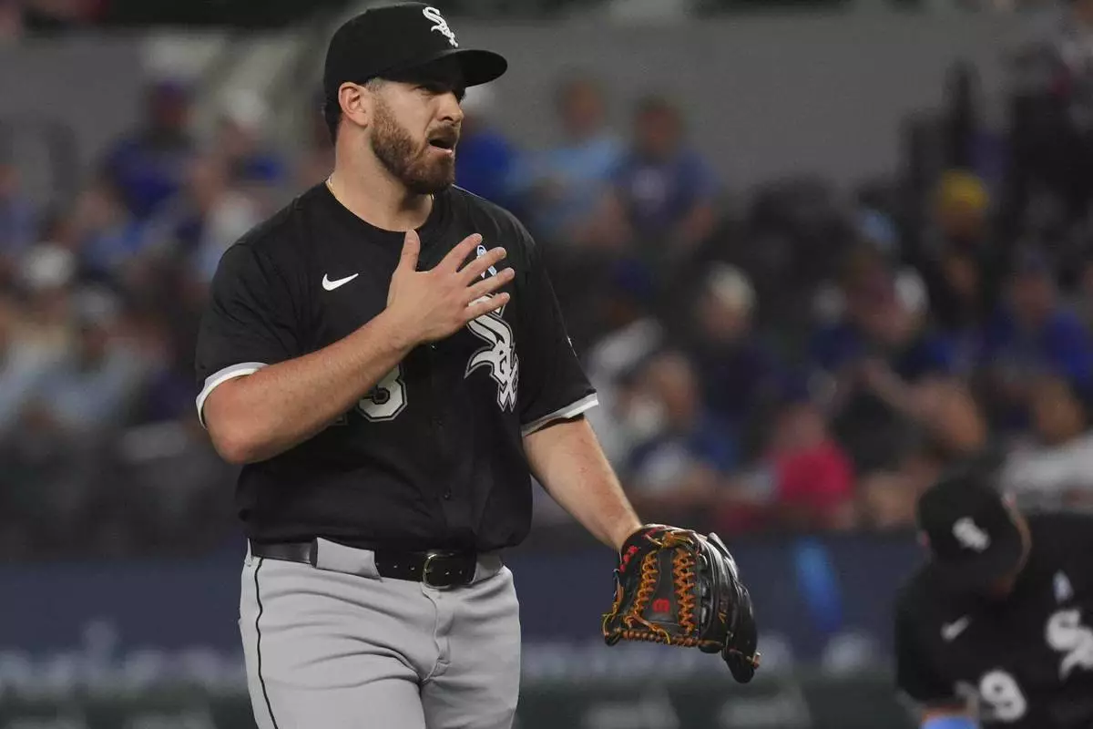 CORRECTS TO AARON CIVALE NOT AARON CIVALEL - Chicago White Sox starting pitcher Aaron Civale reacts after a play during the first inning of a baseball game against the Texas Rangers, Sunday, June 15, 2025, in Arlington, Texas. (AP Photo/LM Otero)