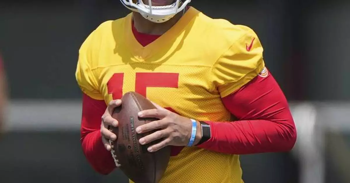 Chiefs QB Patrick Mahomes, Texas Tech hoops and football coaches cheering Red Raiders at WCWS