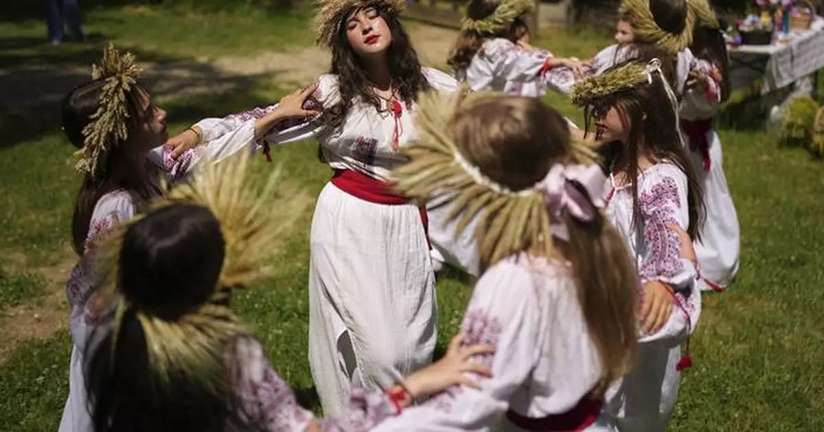 Photos of global celebrations marking the start of the summer and winter solstices