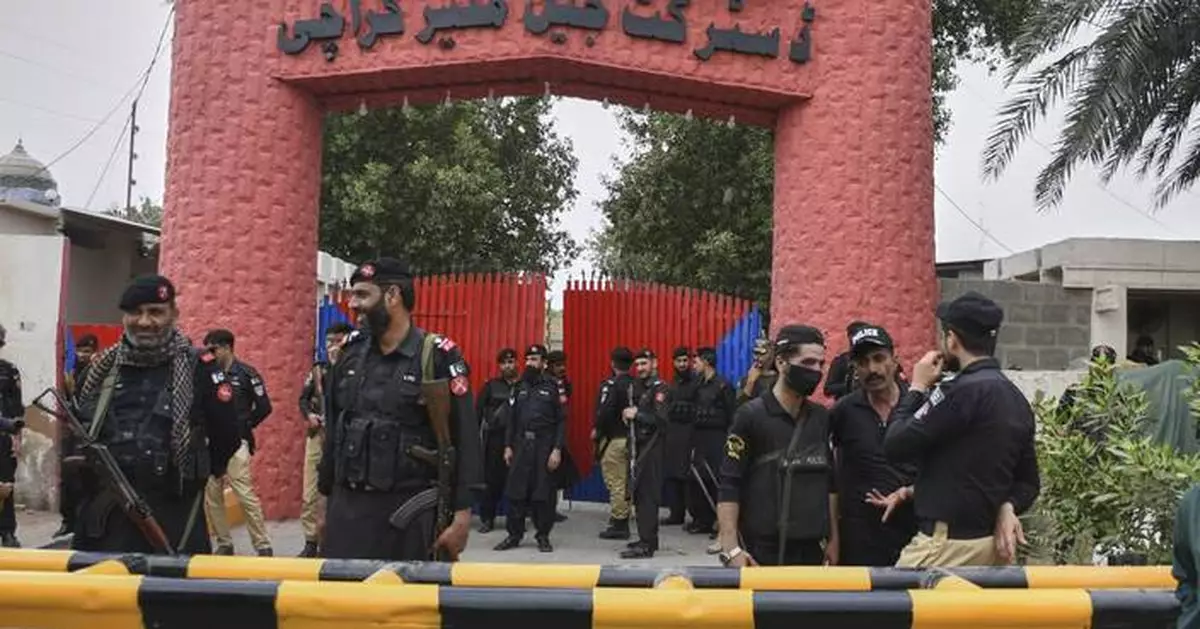 Over 100 inmates escape and 1 is killed as a quake prompts the evacuation of a Pakistan prison