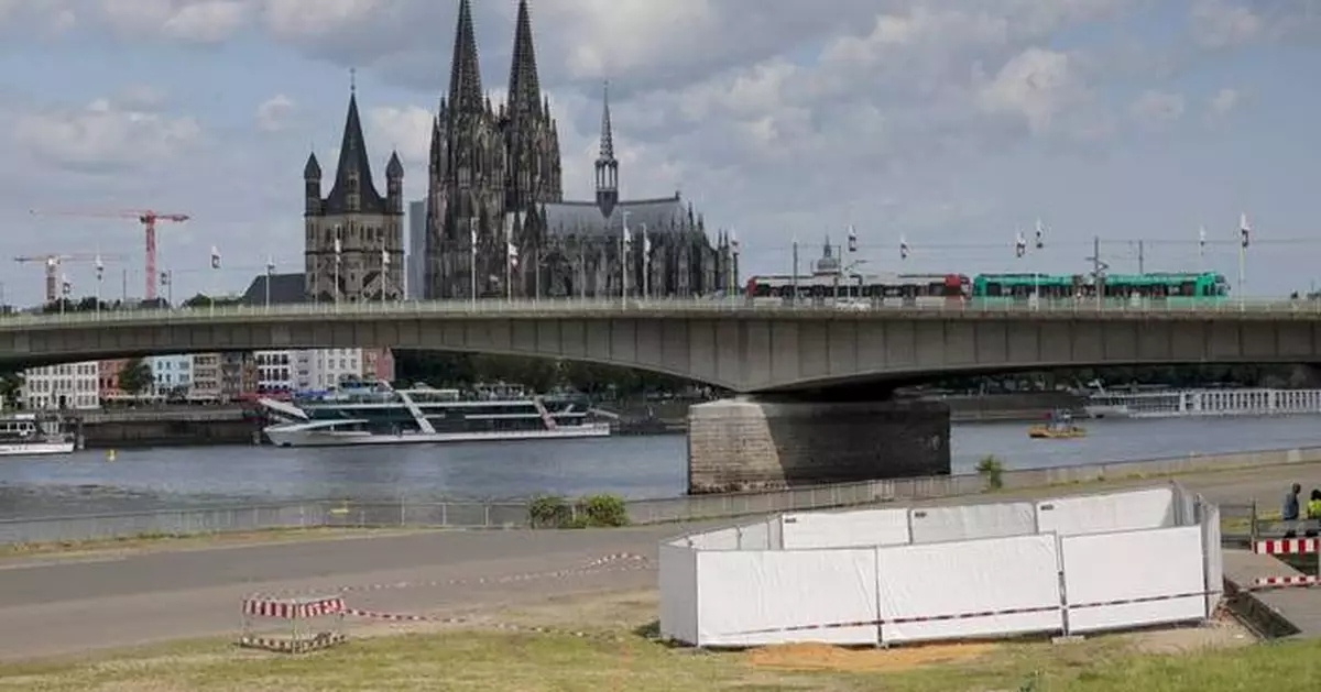 3 World War II bombs are defused in a German city's biggest postwar evacuation
