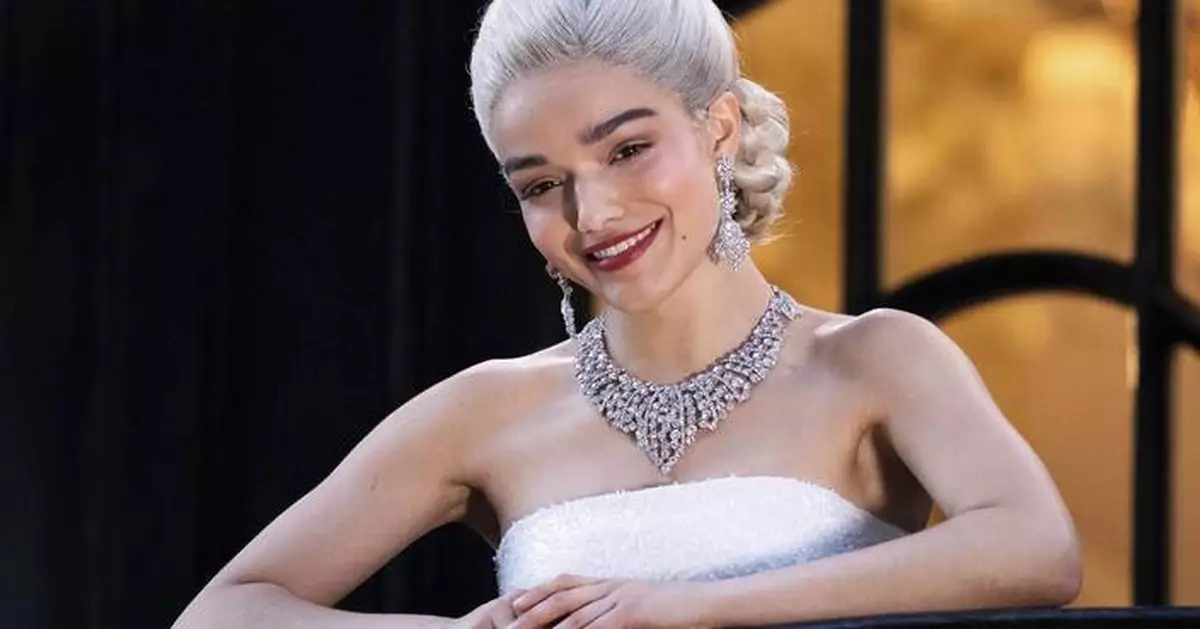 Rachel Zegler serenades the crowd for free in a new London production of 'Evita'