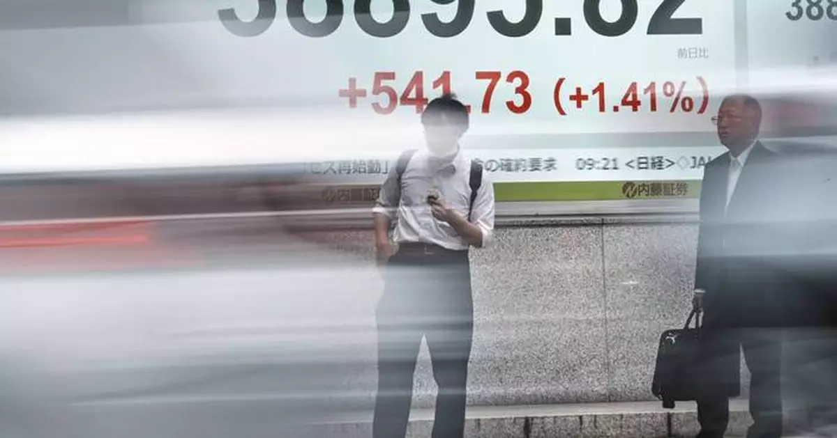 US stocks approach their all-time high as oil prices tumble