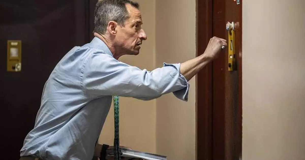 Who's that knocking at your door? It's Anthony Weiner on a comeback tour