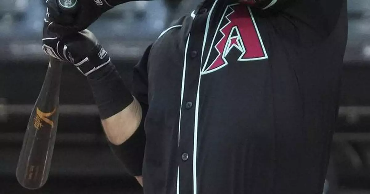 Diamondbacks third baseman Eugenio Suárez leaves game after being hit on the right hand by a pitch