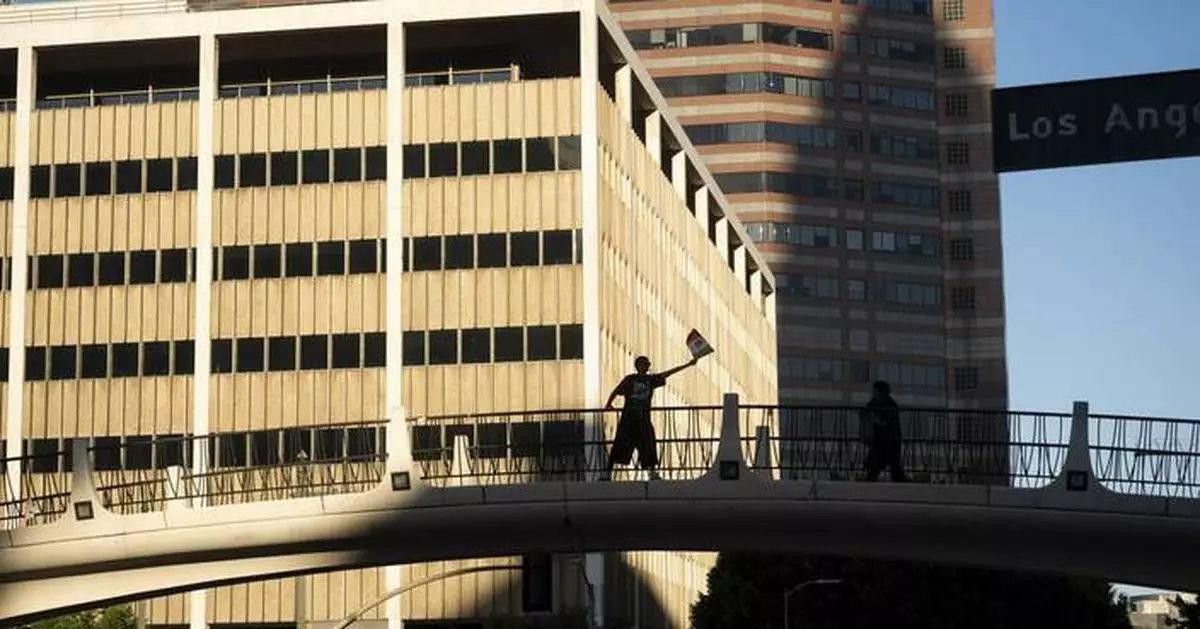 Family sues over US detention in what may be first challenge to courthouse arrests involving kids