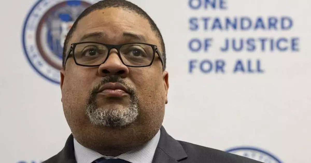 Alvin Bragg, Manhattan prosecutor who took on Trump, wins Democratic primary in bid for second term