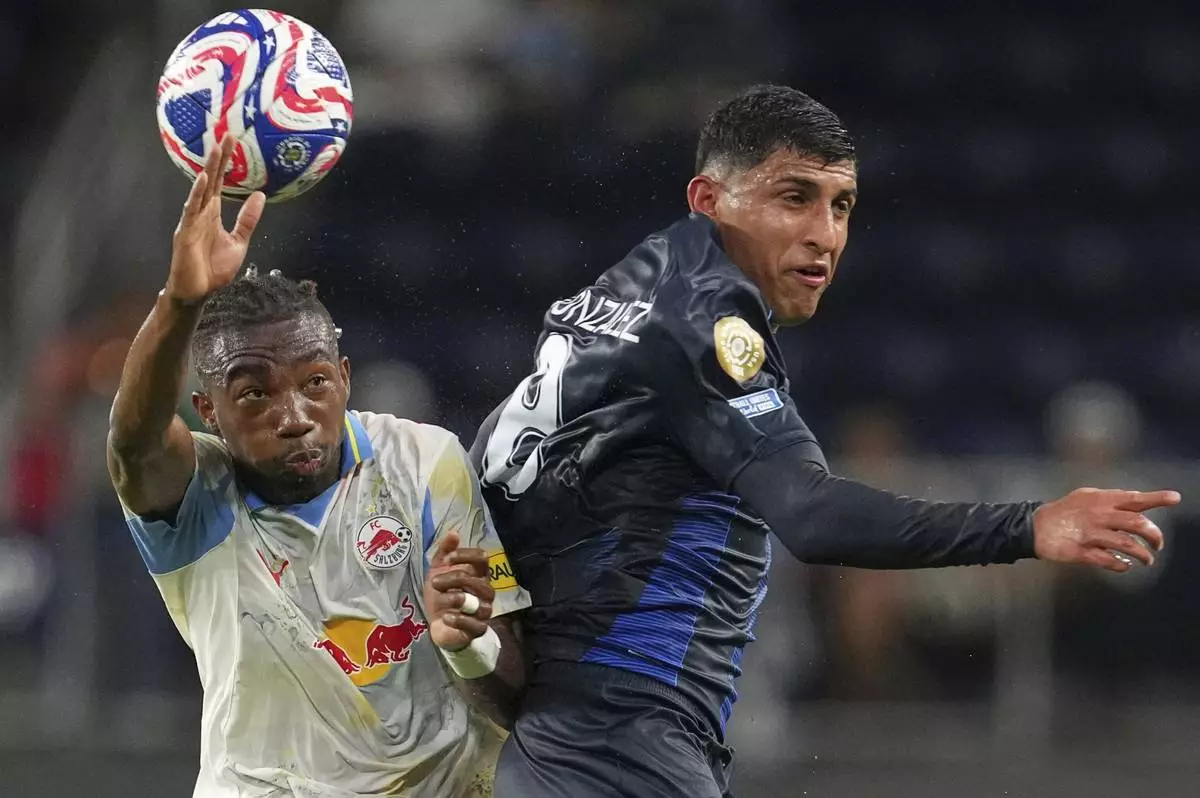 Red Bull Salzburg's Dorgeles Nene, left, and Pachuca's Bryan Gonzalez vie for the ball during the Club World Cup group H soccer match between CF Pachuca and FC Salzburg in Cincinnati, Wednesday, June 18, 2025. (AP Photo/Jeffrey Dean)