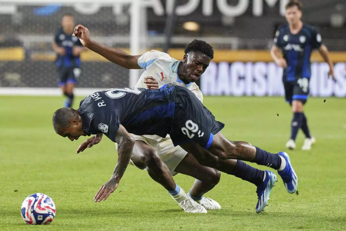 Red Bull Salzburg's Joane Gadou challenges Pachuca's Kenedy during the Club World Cup group H soccer match between CF Pachuca and FC Salzburg in Cincinnati, Wednesday, June 18, 2025. (AP Photo/Jeffrey Dean)