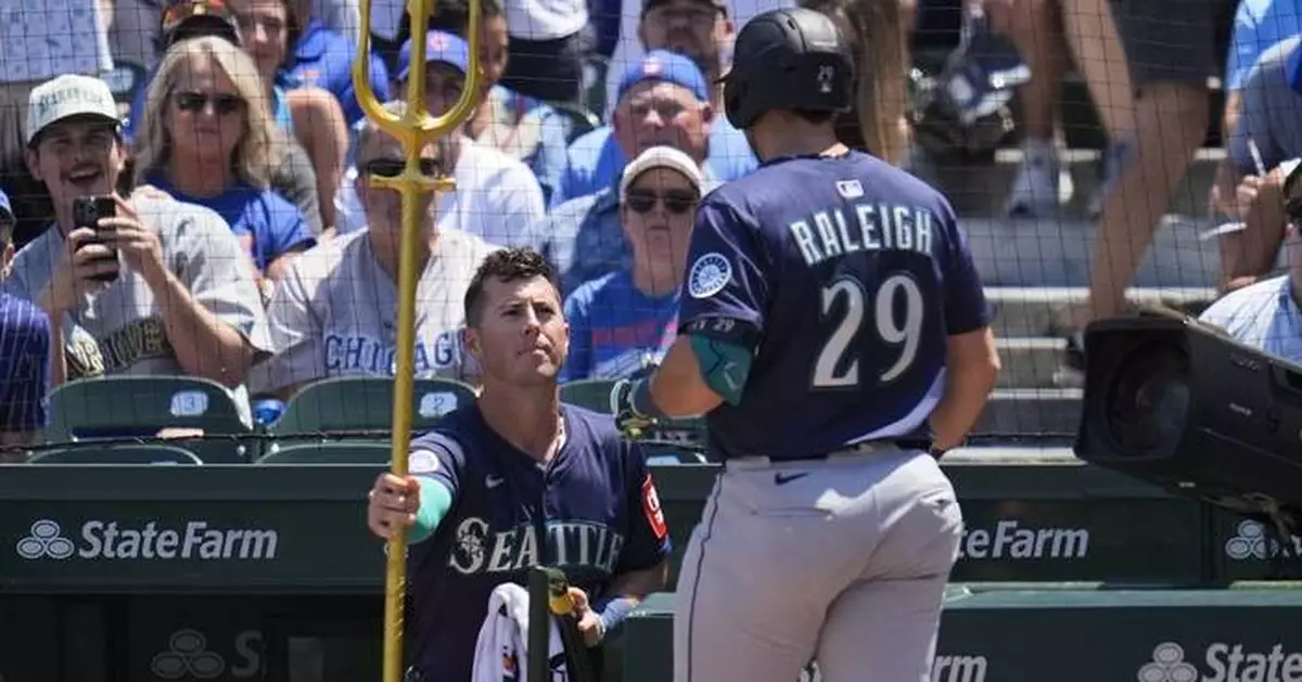 Raleigh homers twice, breaks Bench's record in the Mariners' victory over the Cubs