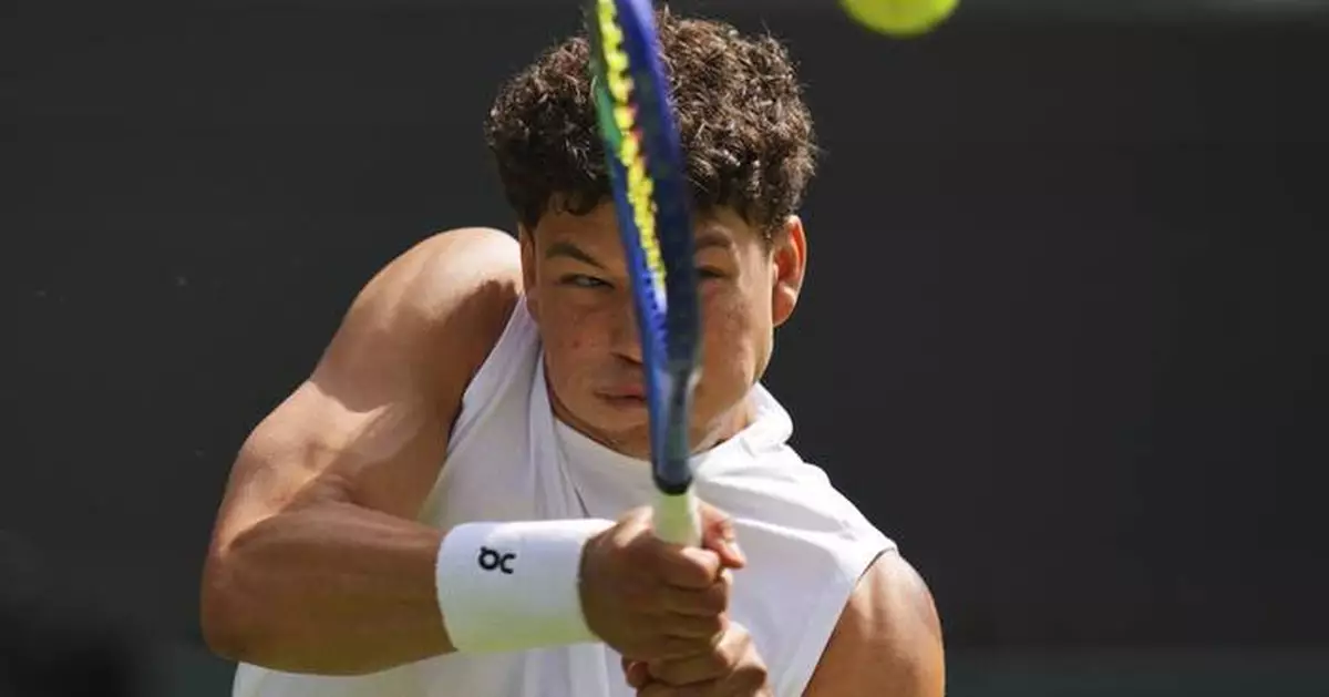 Photo highlights from the third and fourth rounds of Wimbledon