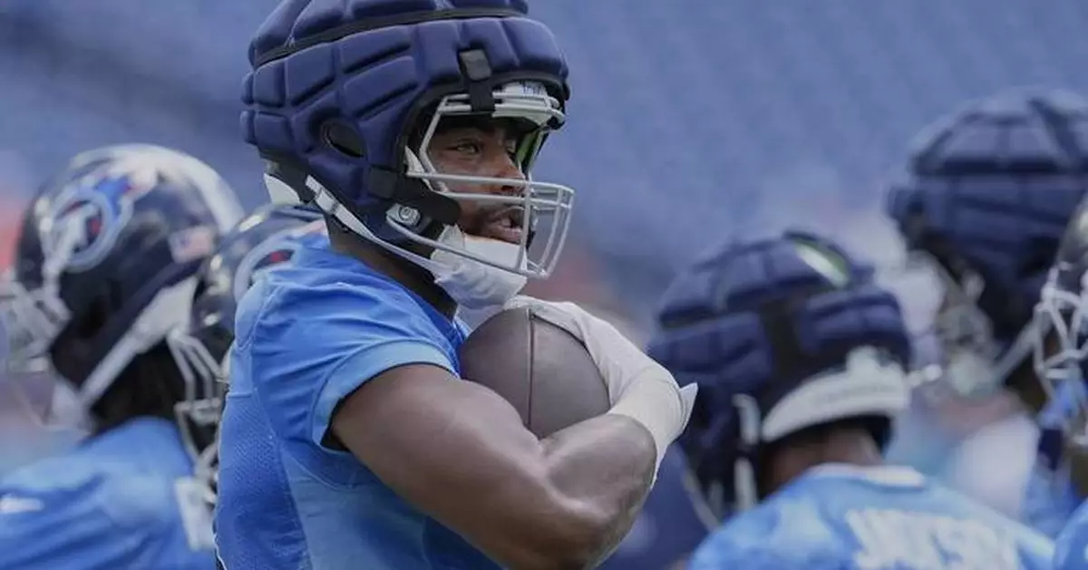 Titans' Treylon Burks suffers right shoulder injury during diving catch