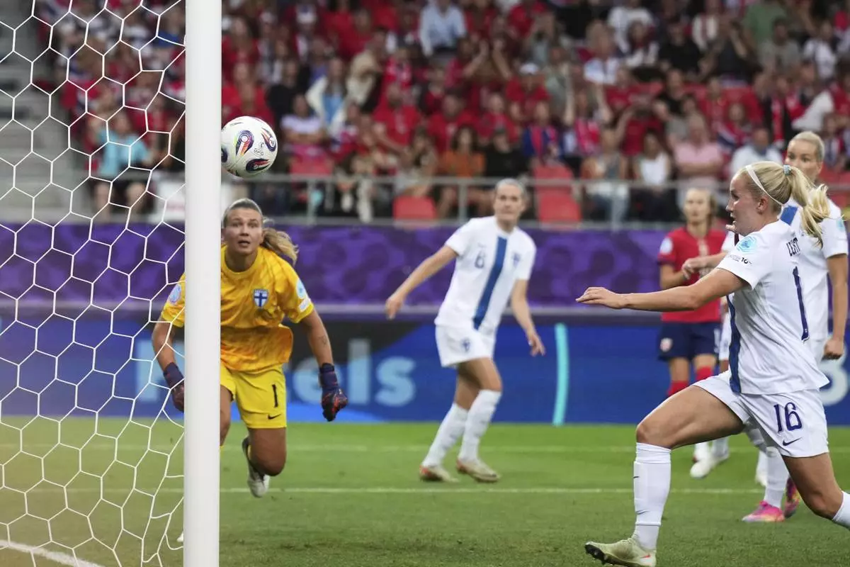 The players watch the ball as Norway's Caroline Graham, background right, scores her side's second goal during the Euro 2025, group A, soccer match between Norway and Finland at Stade de Tourbillon in Sion, Switzerland, Sunday, July 6, 2025. (AP Photo/Alessandra Tarantino)