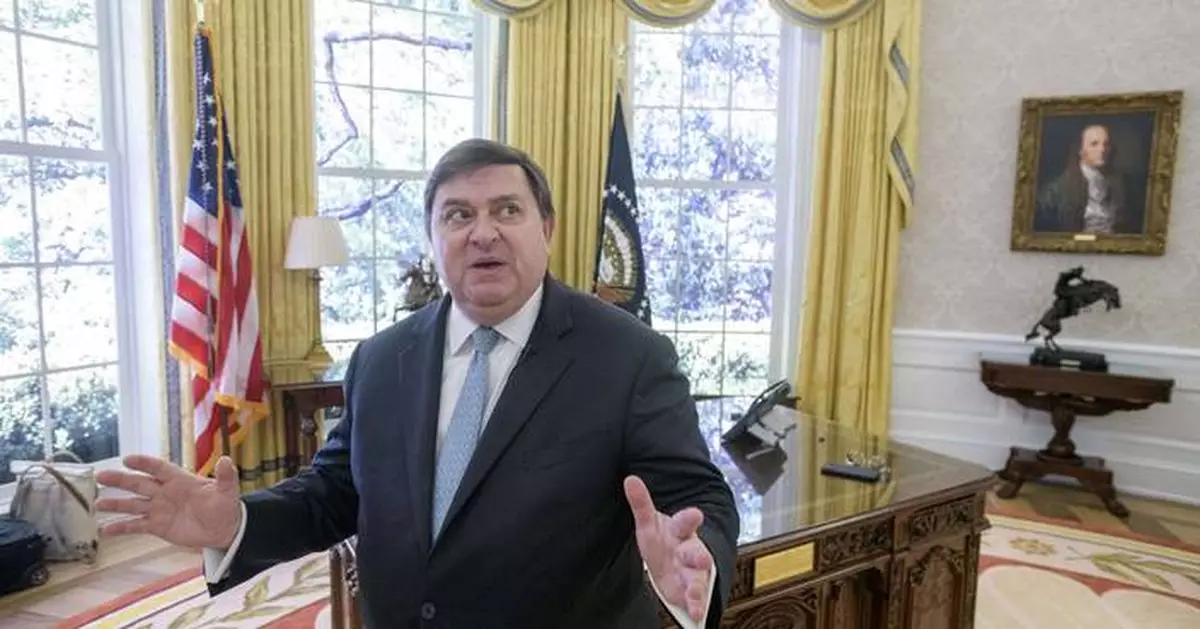 A replica Oval Office near the White House just got a Trump makeover