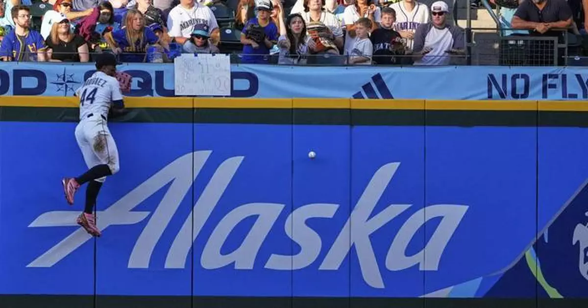 Perez moves into 6th place on Royals hit list after Mariners' Rodríguez loses the ball in the sun