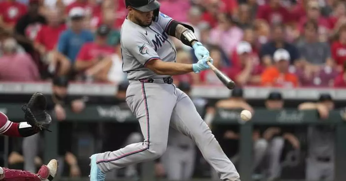 Marlins extend road winning streak to 11 with 12-2 win over Reds