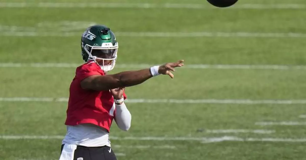 Jets quarterback Justin Fields returns a day after dislocating toe, but doesn't practice