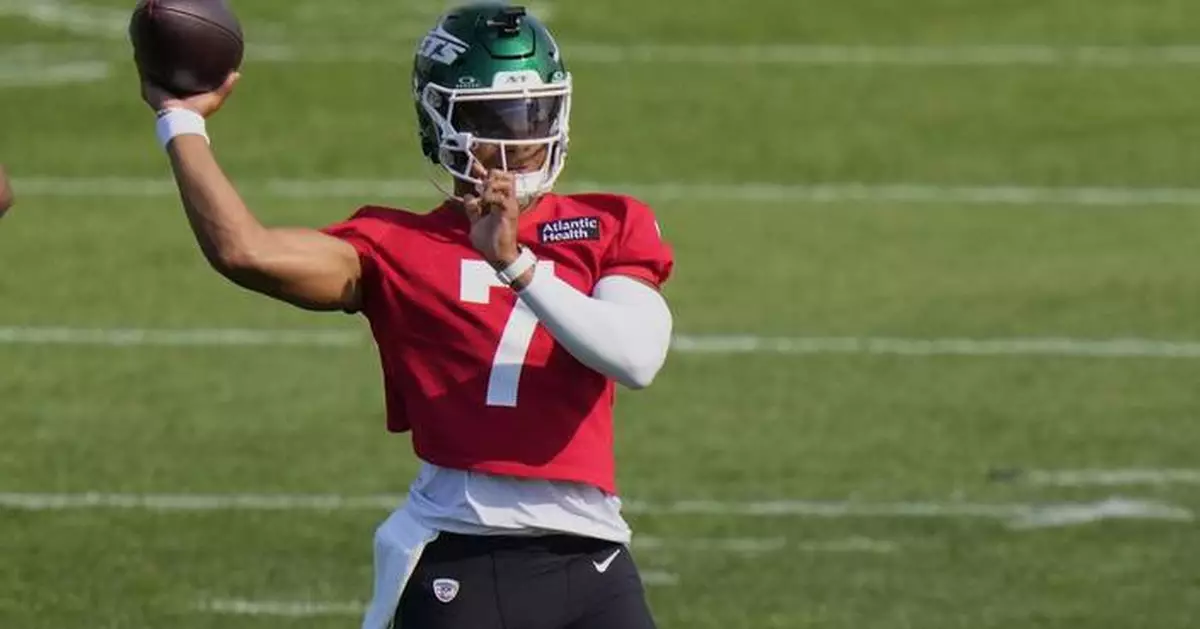 Jets quarterback Justin Fields dislocates toe, team evaluating injury day-to-day