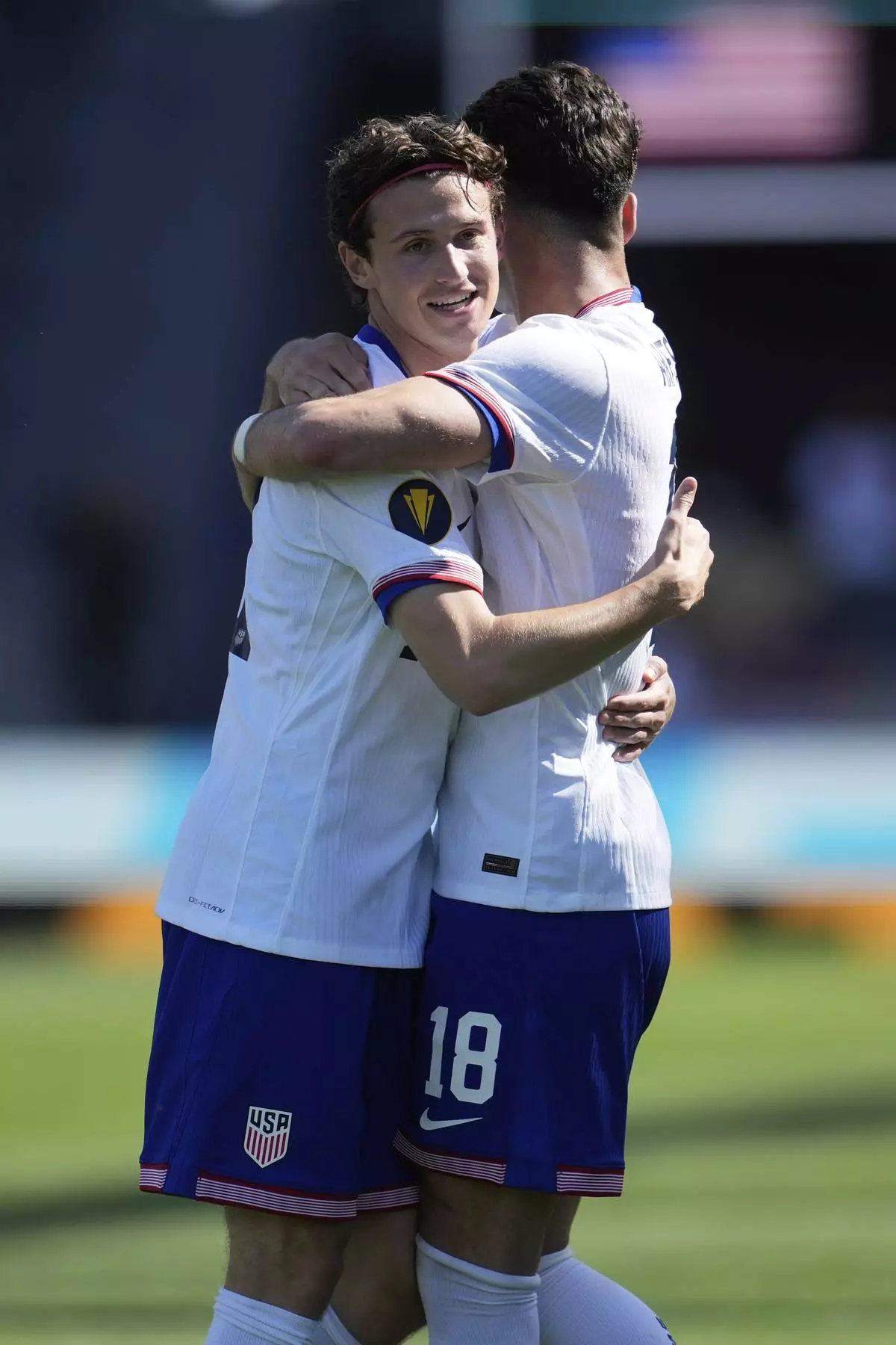 CORRECTS ID AT RIGHT, TO MAX ARFSTEN, NOT PAXTEN AARONSON - United States midfielder Brenden Aaronson, left, is congratulated by Max Arfsten after scoring against Trinidad and Tobago during the second half of a CONCACAF Gold Cup soccer match in San Jose, Calif., Sunday, June 15, 2025. (AP Photo/Jeff Chiu)