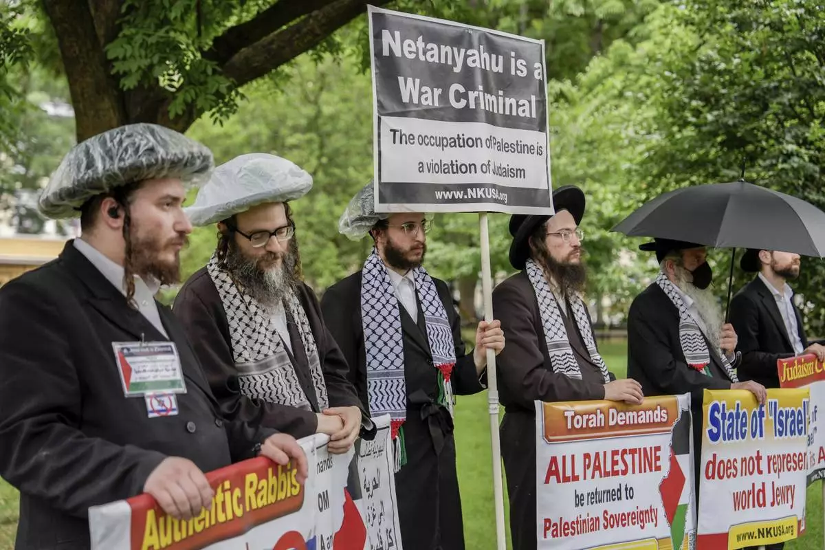 Protesters demonstrate Israeli Prime Minister Benjamin Netanyahu's visit to Washington in Lafayette Square, Monday, July 7, 2025. (AP Photo/Julia Demaree Nikhinson)
