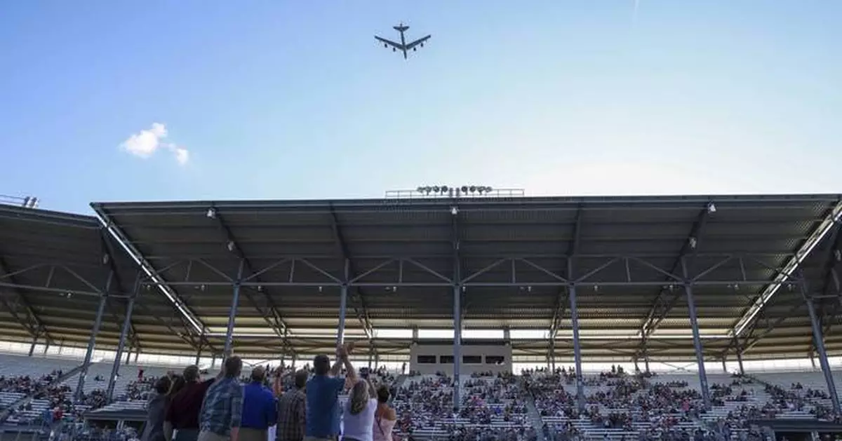 Air traffic controllers didn't warn a B-52 bomber crew about a nearby airliner, the Air Force says