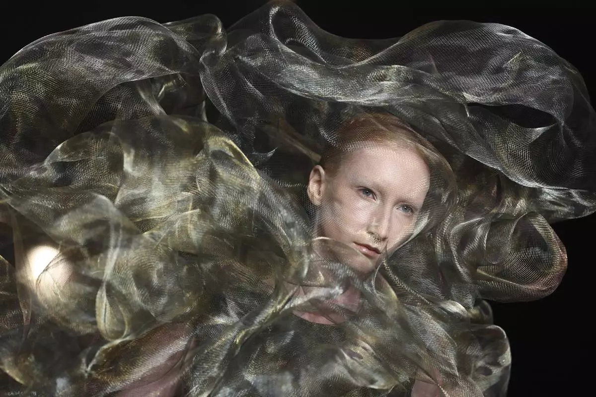 A model wears a creation as part of the Iris van Herpen Fall-Winter 2025/26 Haute Couture collection presented Monday, July 7, 2025, in Paris. (AP Photo/Tom Nicholson)