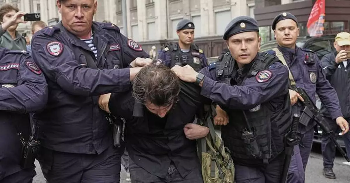 Russian lawmakers pass a bill punishing online searches for information deemed to be 'extremist'