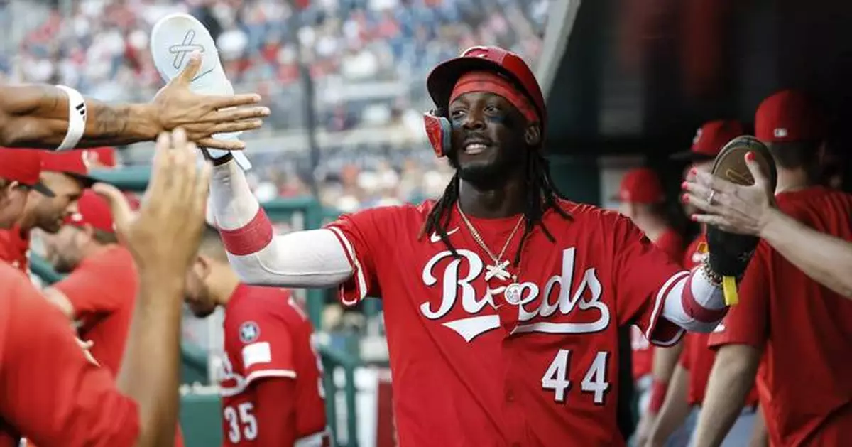 Reds' Elly De La Cruz tries on manager Terry Francona's glasses in lighthearted moment