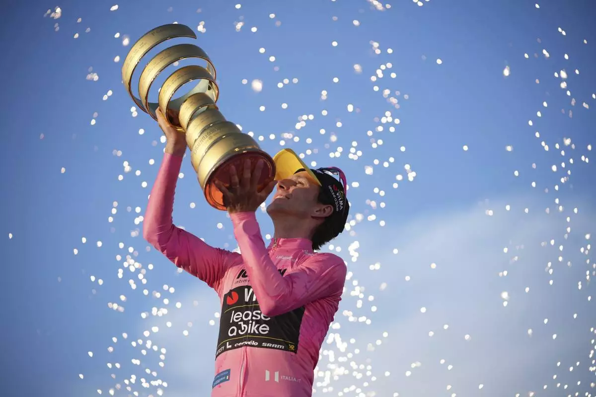 Giro pink jersey Team Visma-Lease a Bike Simon Yates celebrates his victory in the Giro d'Italia cycling race, in Roma, Italy, Sunday, June 1, 2025 (AP Photo/Alessandra Tarantino)
