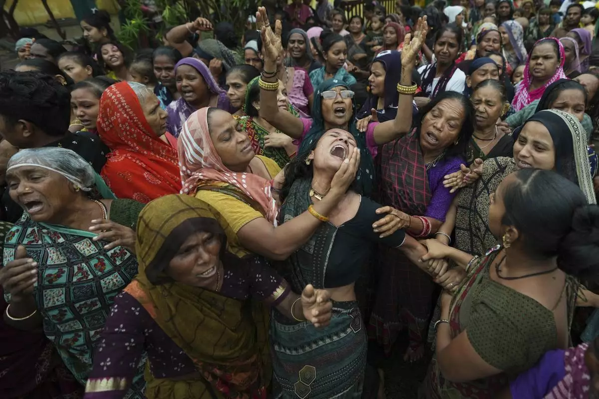 Family members and relatives of Akash Patni, a victim of the Air India plane crash, grieve during his funeral procession in Ahmedabad, India, Tuesday, June 17, 2025. (AP Photo/Ajit Solanki)