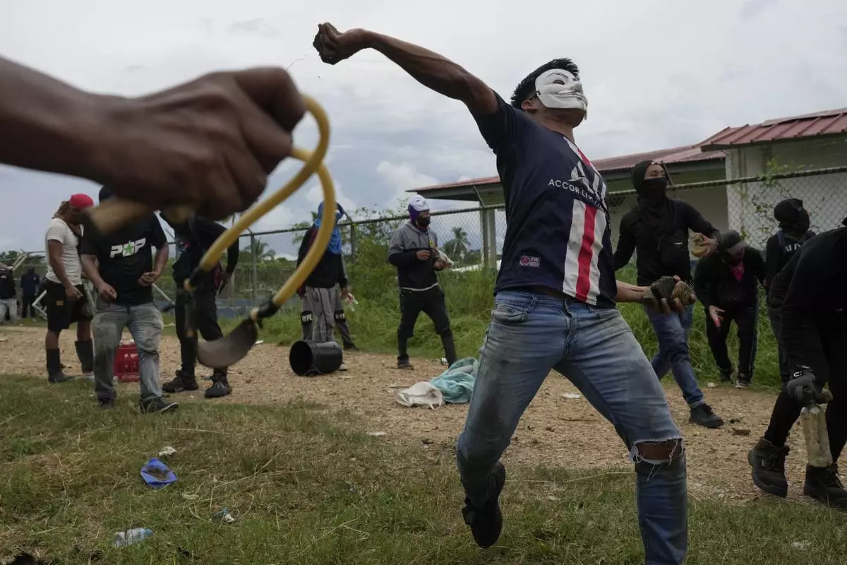 Anti-government protesters clash with police at the Indigenous Embera community of Arimae, Panama, Thursday, June 5, 2025. (AP Photo/Matias Delacroix)