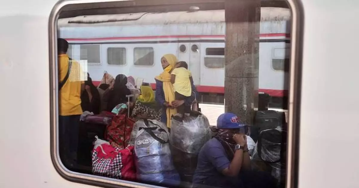 Egypt provides free train rides for Sudanese refugees returning home