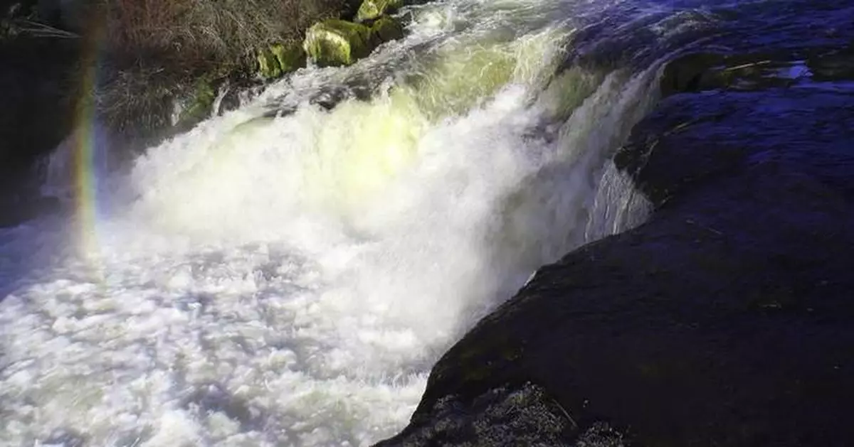 1 killed and 2 missing after a group is swept over an Oregon waterfall