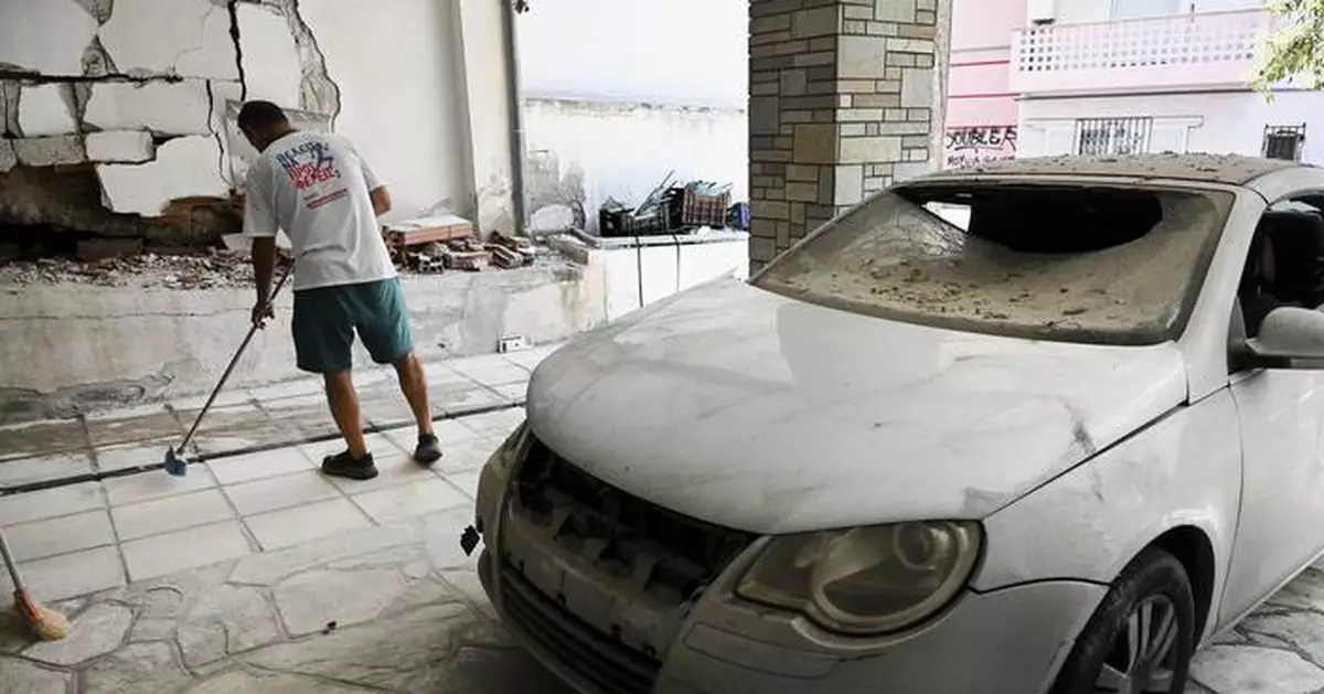 A strong bomb explosion targets a Greek prison guard's home