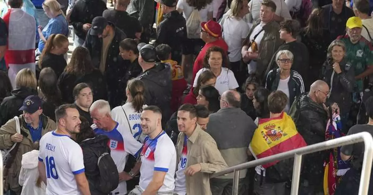 The Latest: Cool Kelly seals the win for England