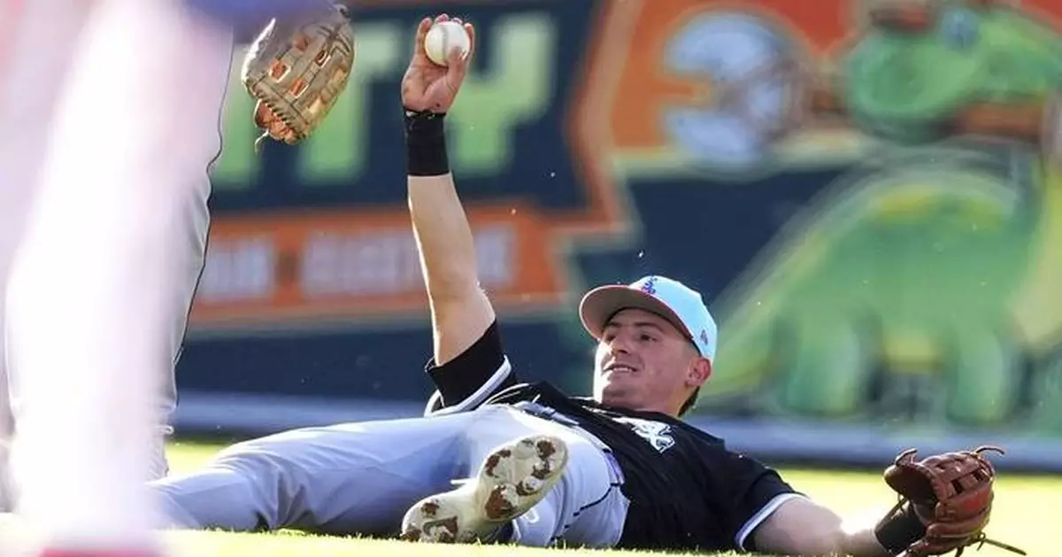 White Sox shortstop Colson Montgomery makes spectacular over-the-shoulder catch in MLB debut