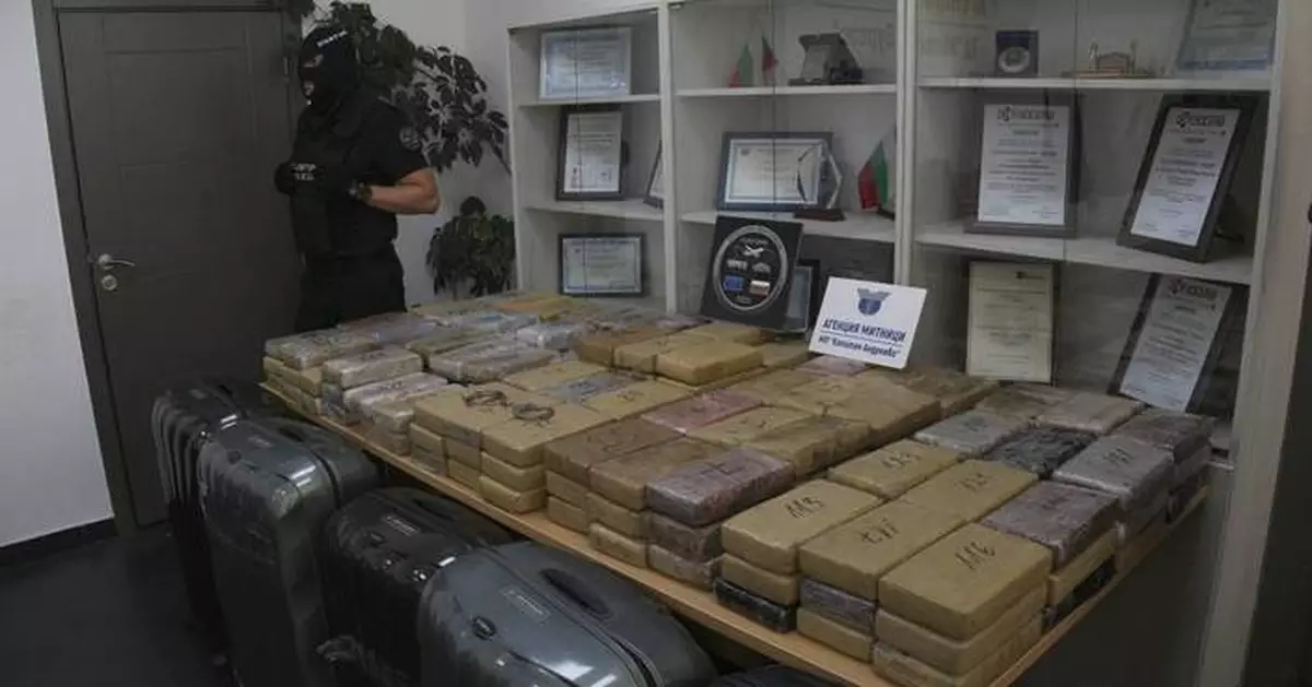 Bulgarian authorities seize a large amount of cocaine hidden in a van