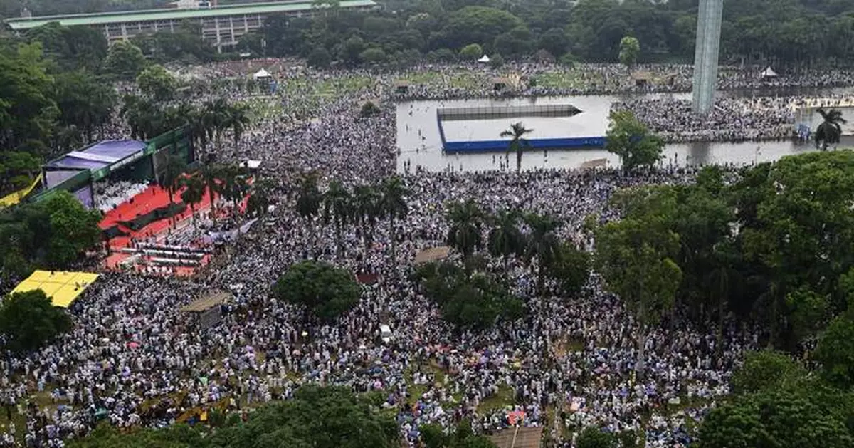 Bangladesh's Islamist party projects force with a big rally in Dhaka