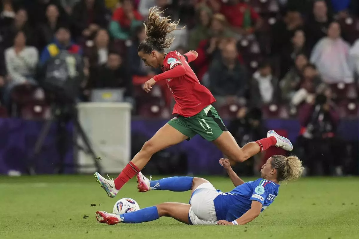 Italy's Emma Severini tries to tackle Portugal's Tatiana Pinto during the Euro 2025, group B, soccer match between Portugal and Italy at Stade de Geneve in Geneva, Switzerland, Monday, July 7, 2025. (AP Photo/Alessandra Tarantino)