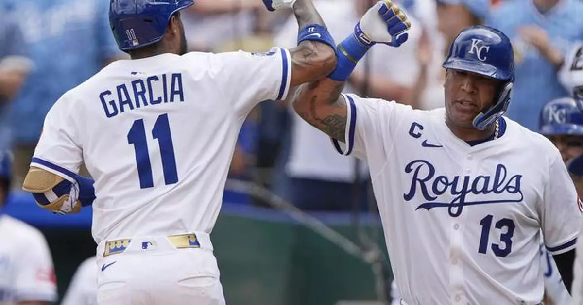 Kansas City catcher Salvador Perez hit by pitch on left elbow, leaves game with bruise