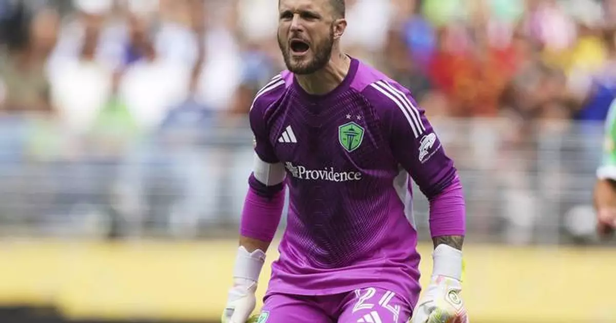 Sounders goalkeeper Stefan Frei driven off by ambulance after head collides with opponent's knee