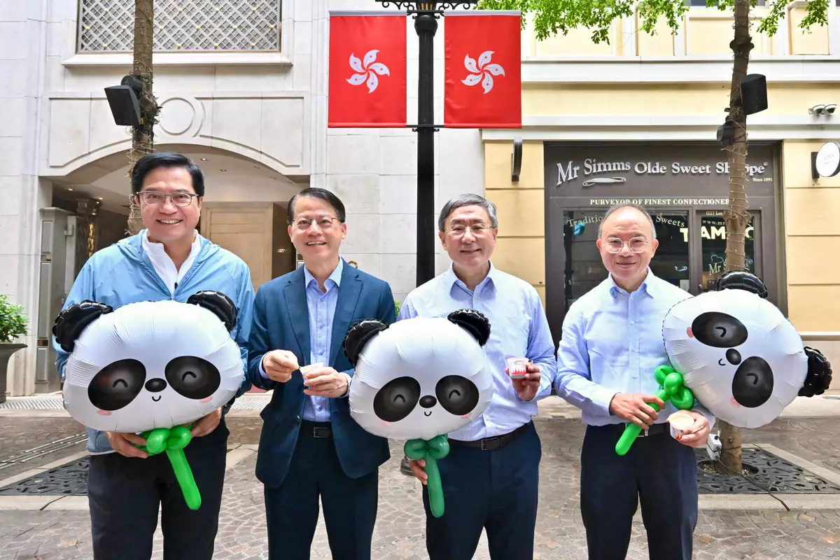 官員灣仔飲茶慶回歸