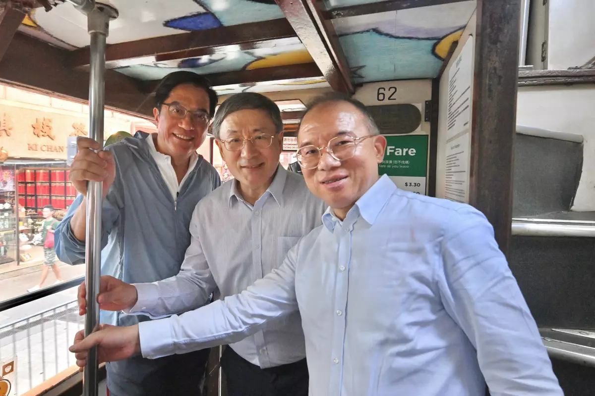 官員灣仔飲茶慶回歸