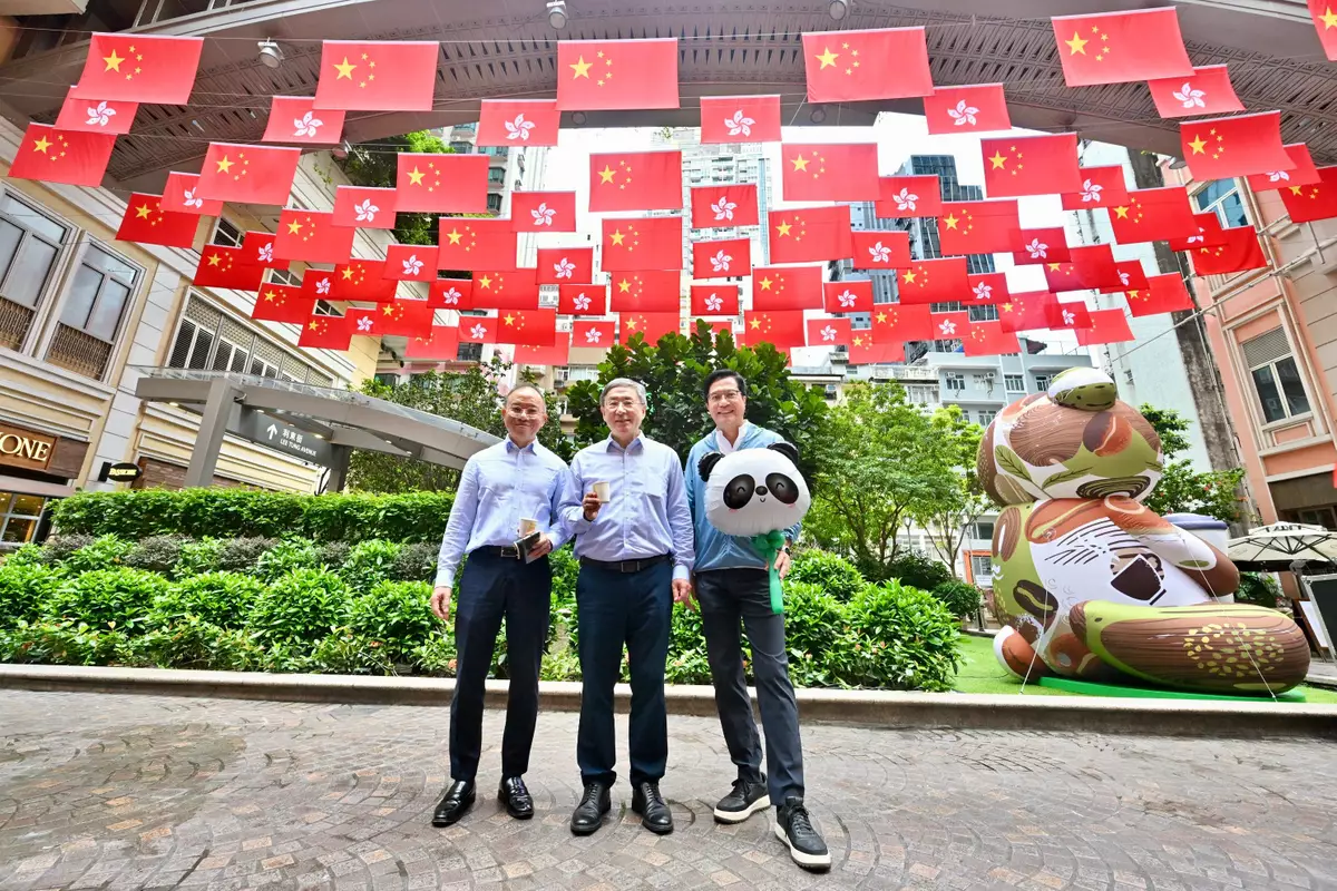 官員灣仔飲茶慶回歸