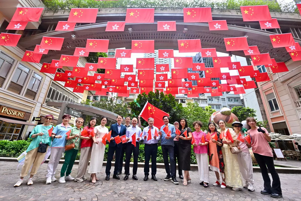 官員灣仔飲茶慶回歸